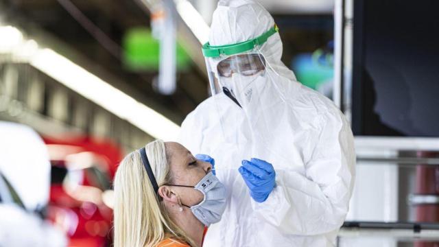 Un sanitario realiza un test de antígenos a una trabajadora de Seat al lado de la línea de producción / SEAT