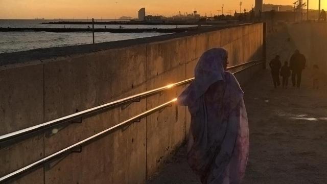 La joven saharaui de 18 años que ha permanecido en dependencias policiales del aeropuerto de Barcelona / ORIOL PUIG