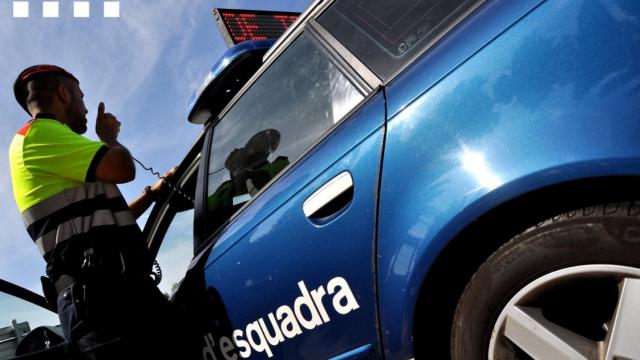 Un agente de los Mossos d'Esquadra junto al coche patrulla / MOSSOS D'ESQUADRA