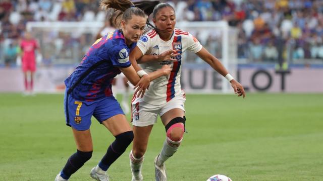 La centrocampista del Barcelona Caroline Hansen (i) pelea un balón con Selma Bacha, del Olympique, durante la final de la Liga de Campeones femenina entre el Lyon y el FC Barcelona que se disputa este sábado en Turín / EFE (Kike Huesca)
