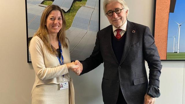 Una miembro del gabinete de la comisaria de Energía Kadri Simson y el presidente de Foment del Treball, Josep Sánchez Llibre, en Bruselas este martes / FOMENT DEL TREBALL