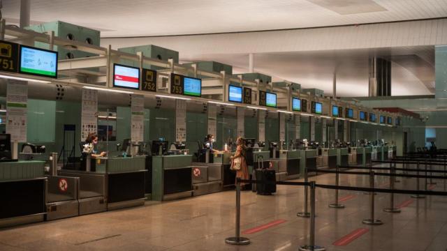 El aeropuerto de El Prat durante la pandemia, que ha causado grandes estragos en el sector turístico / EP
