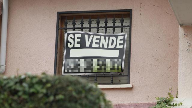 Cartel que anuncia la venta de un domicilio / EUROPA PRESS