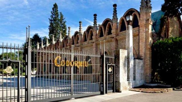 Entrada de las bodegas de Codorníu, la firma que controla el fondo estadounidense Carlyle y que apuesta por el comercio electrónico / EFE