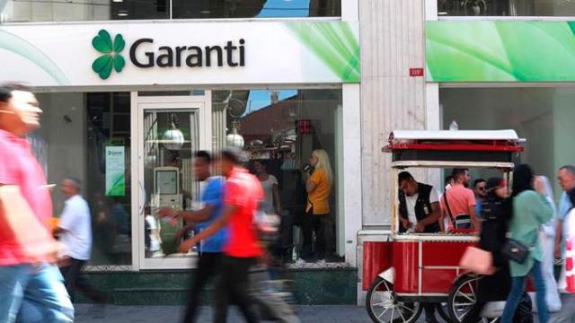 Una de las oficinas del banco Garanti en Estambul, la entidad de la que BBVA controla el 50% por la que ha sufrido de forma destacada la crisis de la lira otomana / EFE