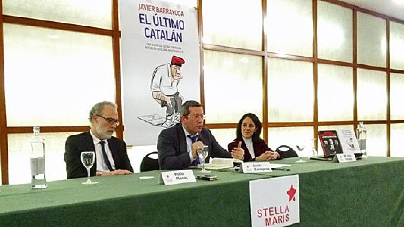 Javier Barraycoa, en el centro, durante la presentación de 'El último catalán' en el Hotel Atenea de Barcelona; junto a él, Pablo Planas y María José Retegui