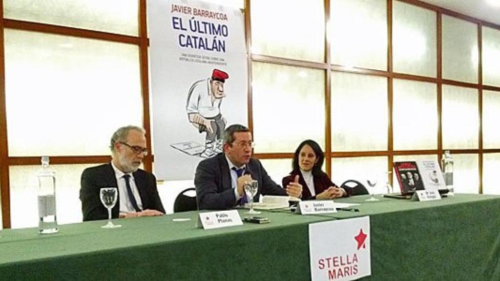 Javier Barraycoa, en el centro, durante la presentación de 'El último catalán' en el Hotel Atenea de Barcelona; junto a él, Pablo Planas y María José Retegui