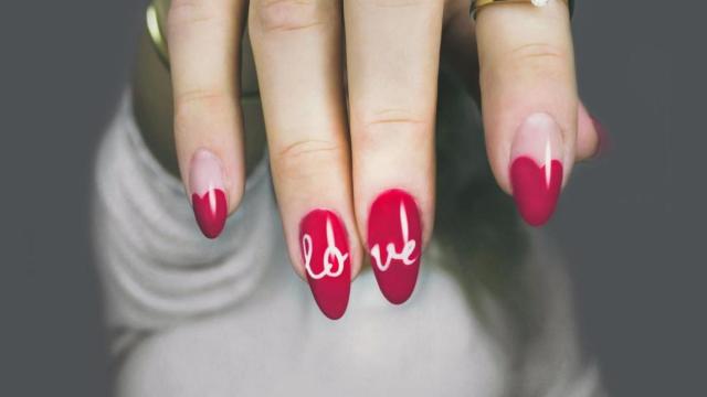 Uñas con manicura semipermanente / Designecologist en UNSPLASH
