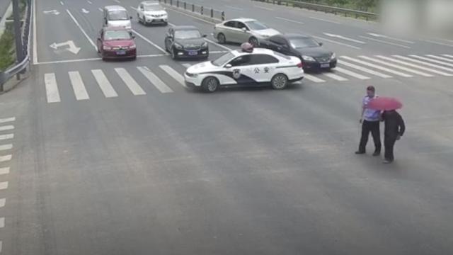 El policía ayudó al anciano a cruzar la avenida