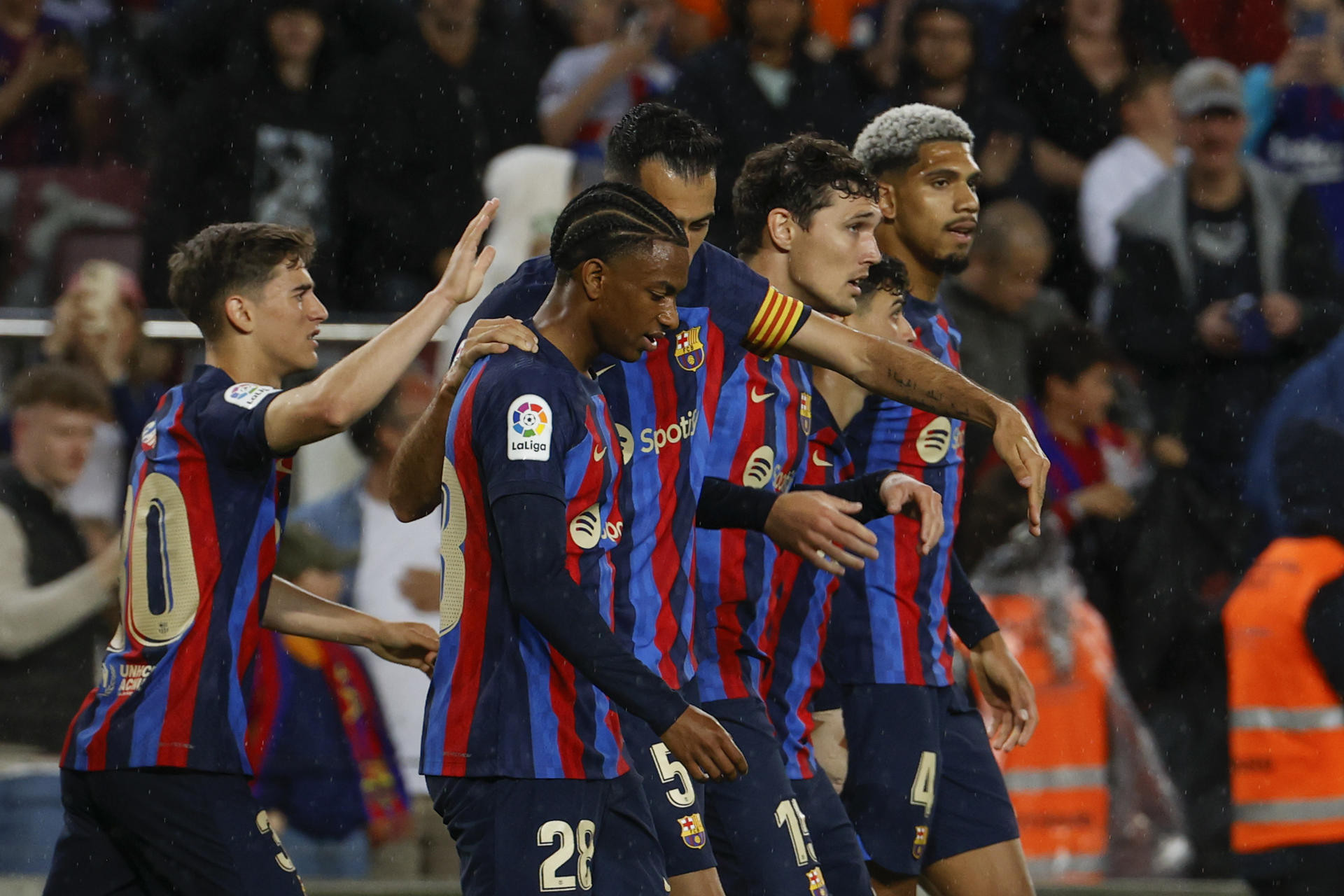 Los jugadores del Barça celebran el gol de Christensen / EFE
