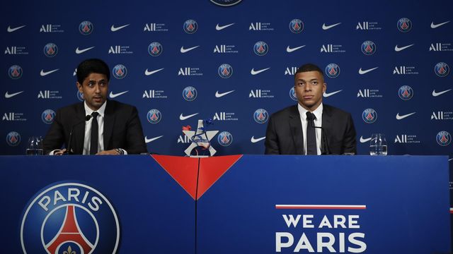 Al Khelaifi y Mbappé, en la rueda de prensa para anunciar la renovación del futbolista por el PSG / EFE