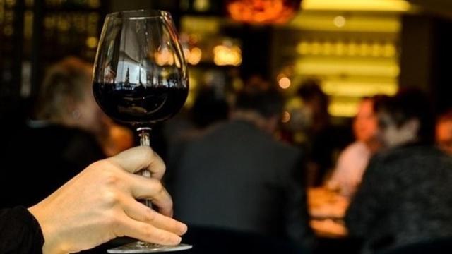 Una foto de archivo de una copa de vino