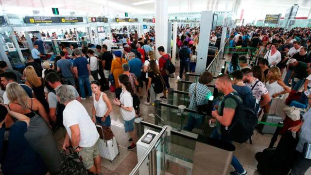 Colas en el aeropuerto de El Prat de Barcelona durante la huelga de vigilantes de seguridad de 2017 con la empresa Eulen / CG