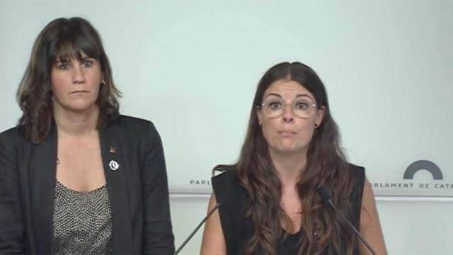 La secretaria segunda de la Mesa del Parlament, Aurora Madaula (i) y la portavoz parlamentaria de JxCat, Mònica Sales de la Cruz, en una imagen de archivo