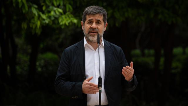 El secretario general de JxCat, Jordi Sànchez, durante una rueda de prensa en los jardines del Palau Robert / DAVID ZORRAKINO - EUROPA PRESS