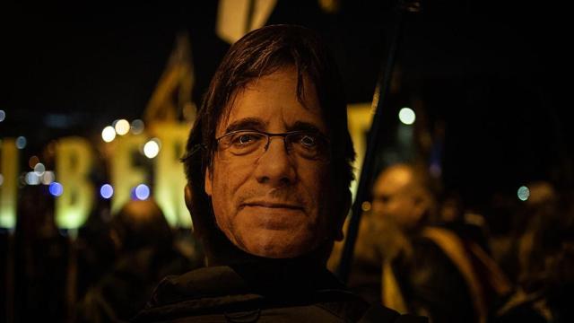 Un manifestante con una careta de Puidemont / EUROPA PRESS