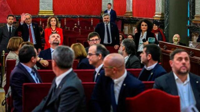 La imagen más significativa de las primeras sesiones del juicio en el Tribunal Supremo: tres de los acusados no responden al saludo de Quim Torra / EFE