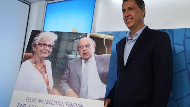 El presidente del PPC, Xavier García Albiol, en la presentación del nuevo material de campaña protagonizado por el matrimonio Pujol / CG