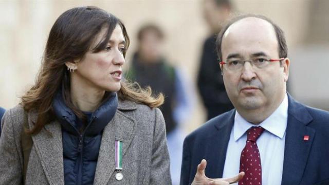 La candidata a primera secretaria del PSC, Núria Parlon, junto al ganador de las primarias, Miquel Iceta / EFE