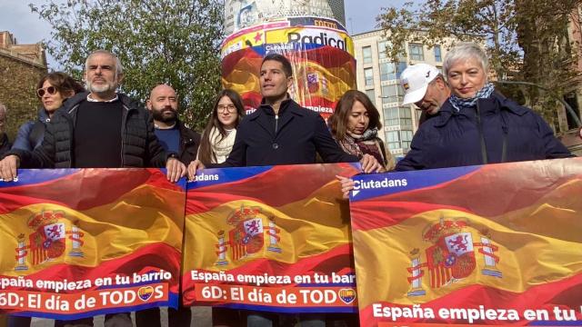 El líder de Ciudadanos en Cataluña, Carlos Carrizosa (izq.), junto a Nacho Martín y Anna Grau en el acto de homenaje a la Constitución / EP