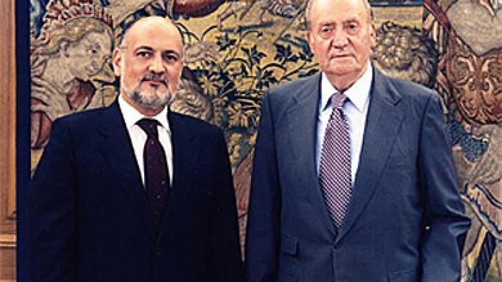 Pérez de los Cobos, junto al Rey, en el acto de toma de posesión del primero como presidente del Tribunal Constitucional