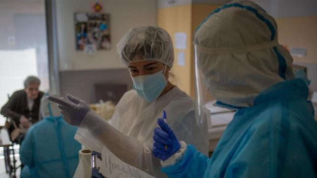 Voluntarios de Open Arms en una de las residencias catalanas afectadas por la pandemia / EUROPA PRESS