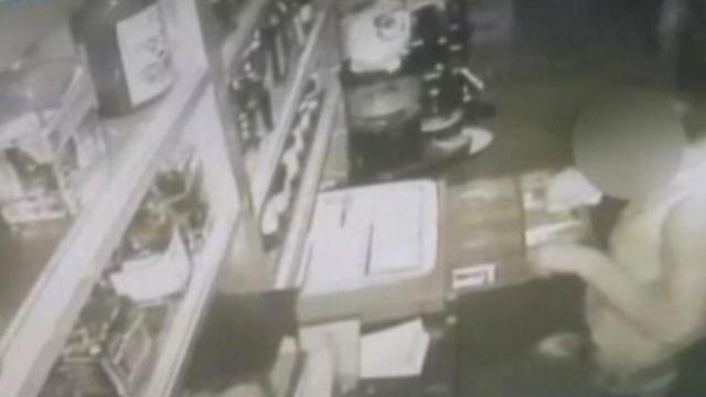 Un ladrón en el interior de una tienda a la que accedió con un gato hidráulico / MOSSOS