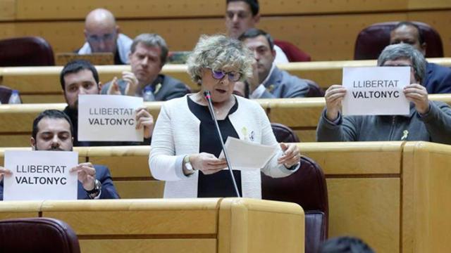 La senadora de ERC Mirella Cortés, durante su intervención en la sesión de control celebrada esta tarde en el pleno del Senado, al mismo tiempo otros senadores muestran carteles alusivos a la condena del Tribunal Supremo de tres años y medio de cárcel al