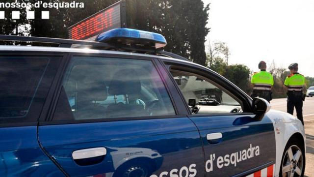 Una patrulla de Mossos d'Esquadra como la que ha asistido al atracador fallecido en una imagen de archivo / MOSSOS D'ESQUADRA