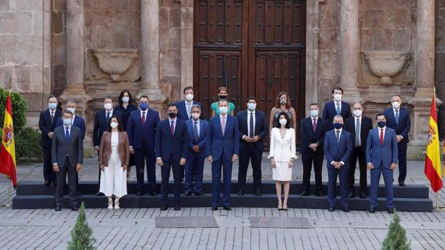 El presidente del Gobierno, Pedro Sánchez, y el Rey Felipe VI, junto a los presidentes autonómicos en San Millán de la Cogolla. Autonomías / EFE