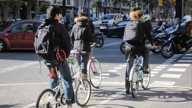 Tres biciletas circulan por Barcelona / EUROPA PRESS
