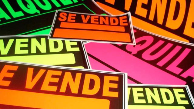 Carteles de venta y alquiler de pisos / CG