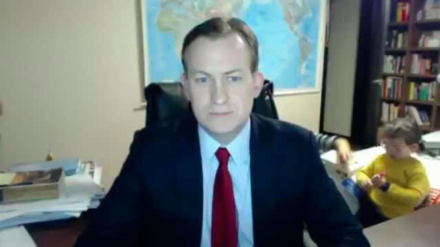 La hija de Robert Kelly, en la habitación con su padre durante la entrevista con la BBC / CG