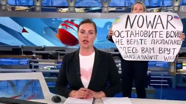 Una periodista de la televisión rusa irrumpe en pleno directo con un cartel de no a la guerra /TWITTER