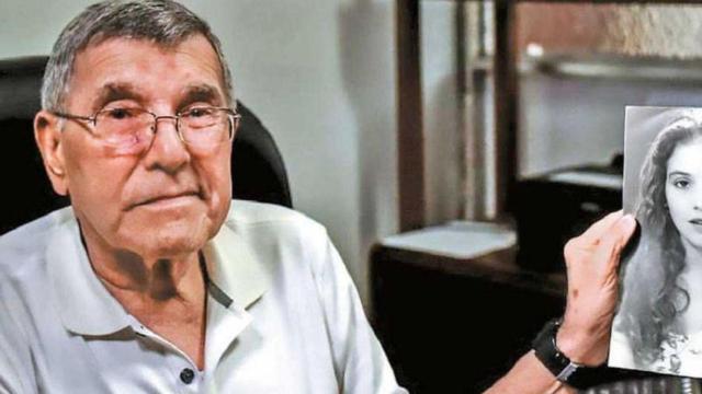 Martín Mestre con una fotografía de su hija / REDES