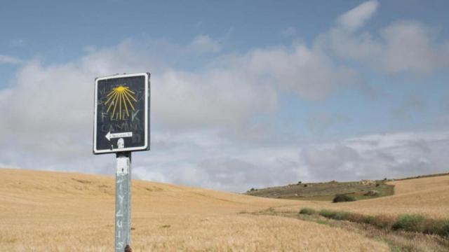 Señal que indica la dirección del Camino de Santiago / Damien Dufour en UNSPLASH