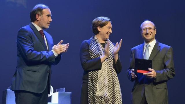 Conrado Carnal (i) en una imagen de archivo, junto a Ada Colau, durante la entrega de los premios anuales de El Periódico / EPC