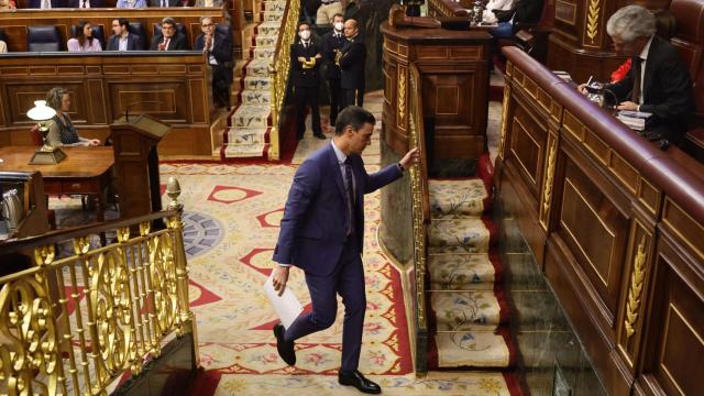 El presidente del Gobierno, Pedro Sánchez, se dirige a intervenir en una sesión plenaria, en el Congreso de los Diputados / EP