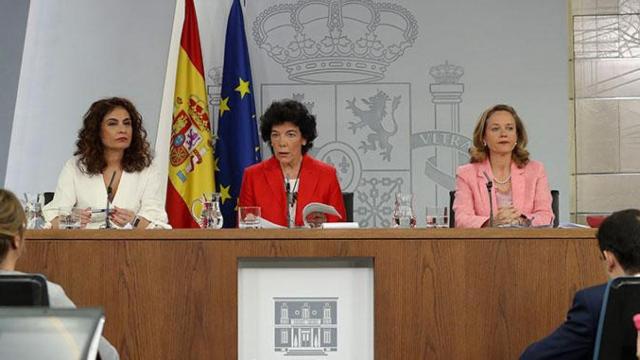 La ministra de Hacienda, María Jesús Montero; la portavoz del Gobierno, Isabel Celáa; y la minsitra de Economía, Nadia Calviño, en la rueda de prensa posterior al Consejo de Ministros / EFE