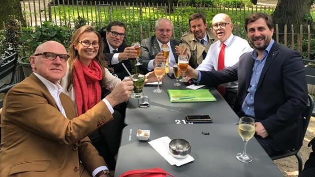 Una imagen de archivo de los exconsejeros Lluís Puig, Toni Comín y Meritxell Serret brindando con sus abogados