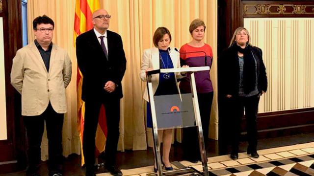 Carme Forcadell, tras su declaración en el Tribunal Constitucional, con miembros de la Mesa del Parlament / CG