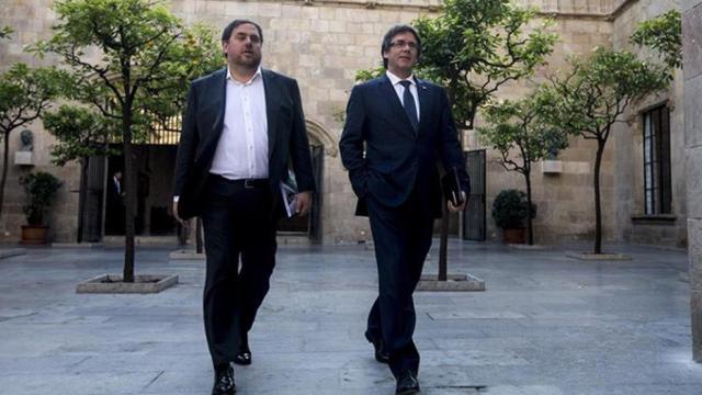 El vicepresidente catalán y líder de ERC, Oriol Junqueras (i), y el presidente de la Generalitat, Carles Puigdemont (d), se dirigen a la reunión del gobierno de Cataluña / EFE