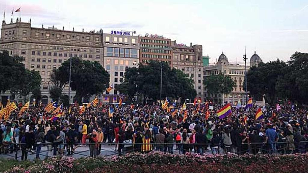 Manifestación en la plaza de Cataluña de Barcelona en defensa, a la vez, de la secesión de Cataluña y de la III República española