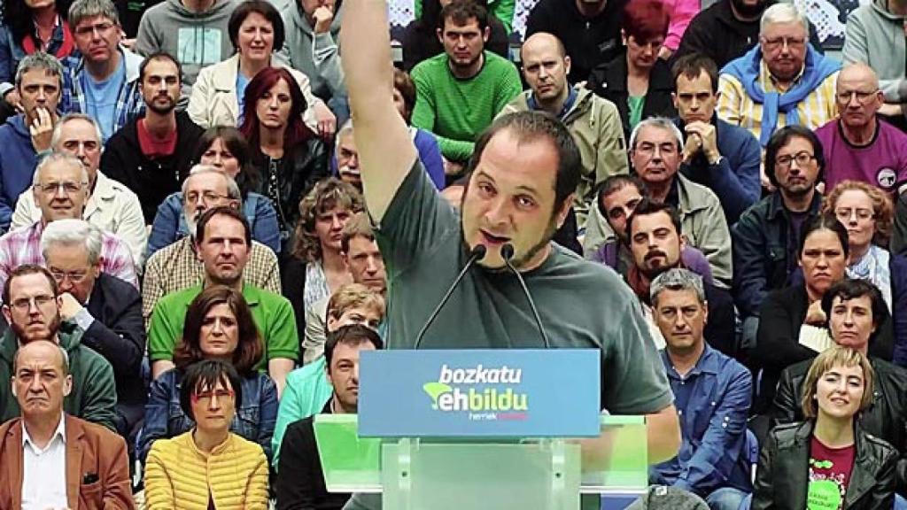 El diputado autonómico de la CUP David Fernández, este sábado, durante su intervención en un mitin de EH Bildu
