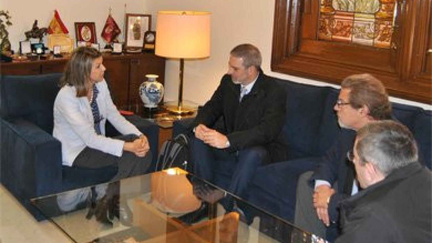 La delegada del Gobierno en Cataluña, María de los Llanos de Luna, con representantes de Somatemps, este miércoles en Barcelona