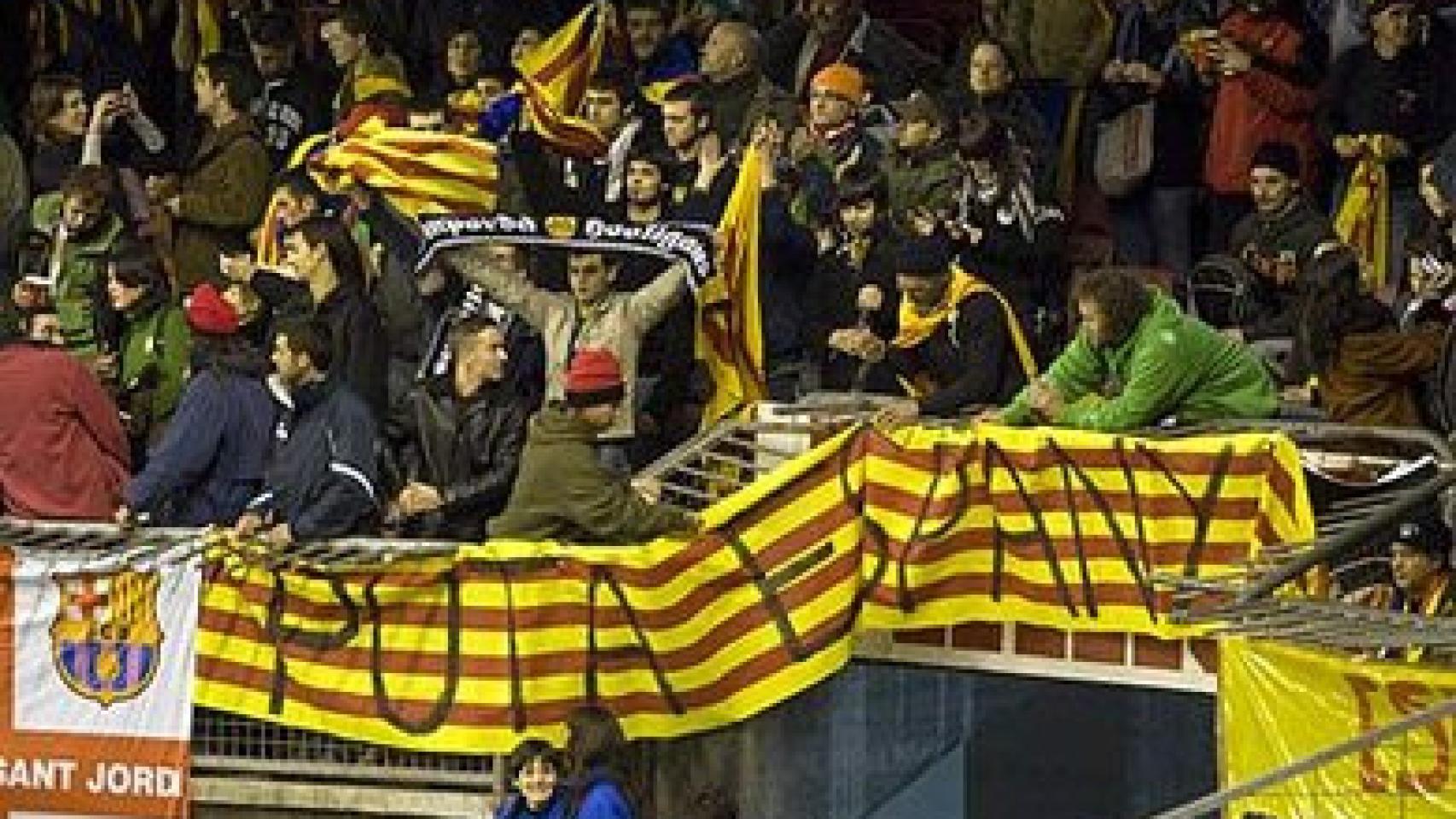 Aficionados radicales del F.C. Barcelona, durante un partido en el año 2011