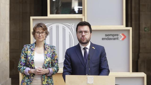 El presidente de la Generalitat de Cataluña, Pere Aragonès, y la 'consellera' de Acción Exterior, Meritxell Serret, en la presentación de las líneas estratégicas de sus 'embajadas' para los próximos cuatro años / EFE - Quique García