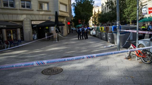 Los Mossos d'Esquadra en el lugar en el que fue hallado un torso humano en el interior de una maleta / LORENA SOPENA - EUROPA PRESS