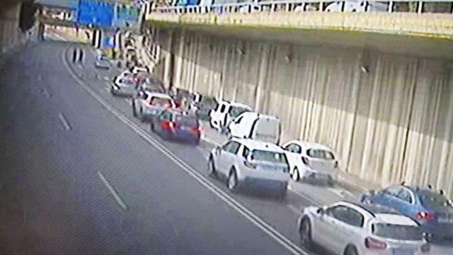 Imagen de las retenciones en la carretera C-16 a causa del accidente / SCT