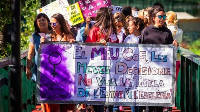 Un grupo de jóvenes se manifiesta por el derecho al aborto en Andorra / STOP VIOLENCIES - AUNA FOTO